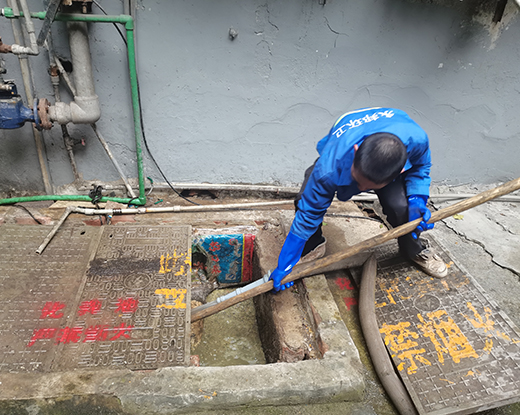 东郊镇清掏化粪池